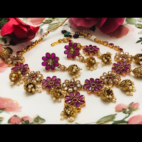 Gold plated necklace set with tikka - Picture 3 of 3